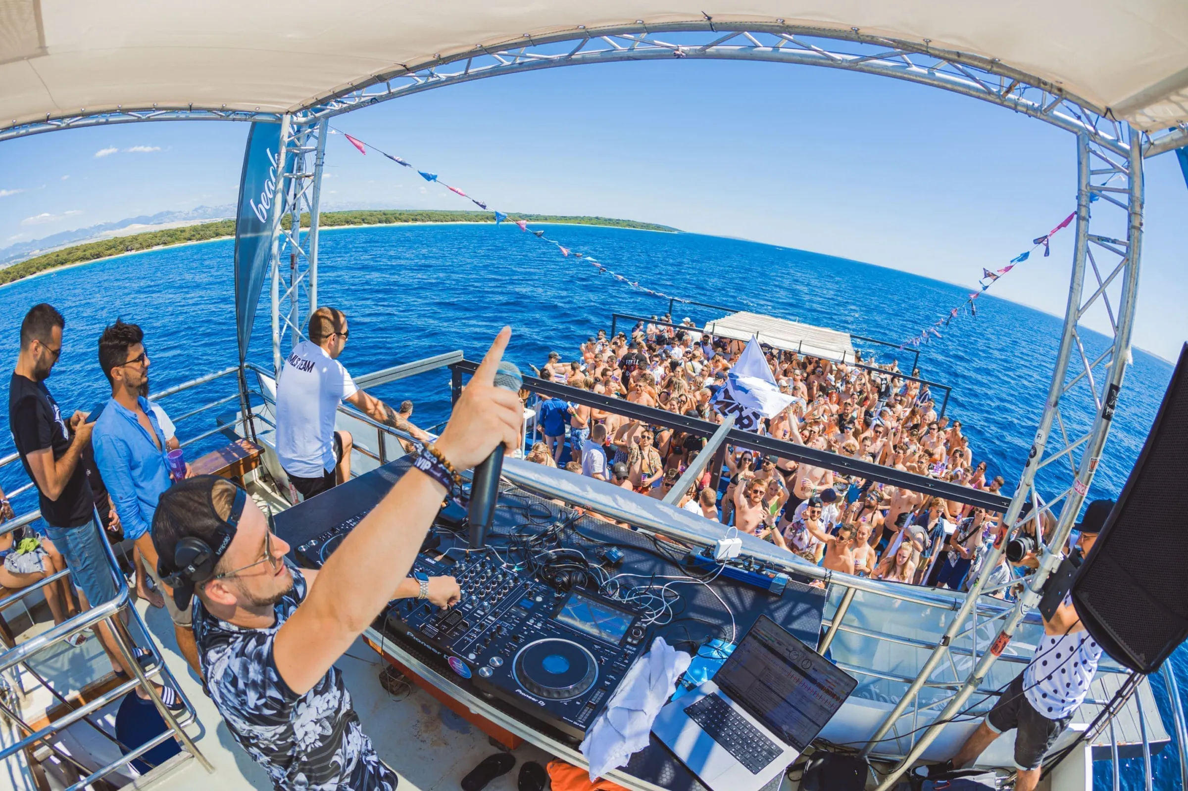 All-Inclusive Partyboot vor Novalja, Foto 3 von 6